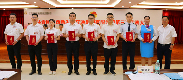 圖12：新發(fā)展集團(tuán)黨委副書記、副董事長、總經(jīng)理藍(lán)日彥為青年崗位能手代表頒獎_副本.jpg