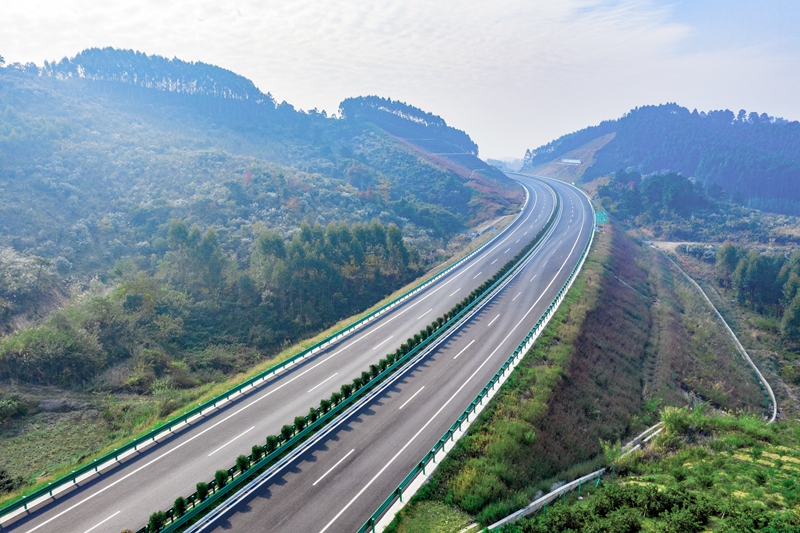 6.高速公路與群山相連，植被覆蓋率高，與原生態(tài)環(huán)境恢復(fù)有機結(jié)合.jpg